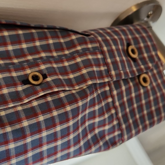 Untuckit wrinkle free plaid shirt, size large - Picture 6 of 9